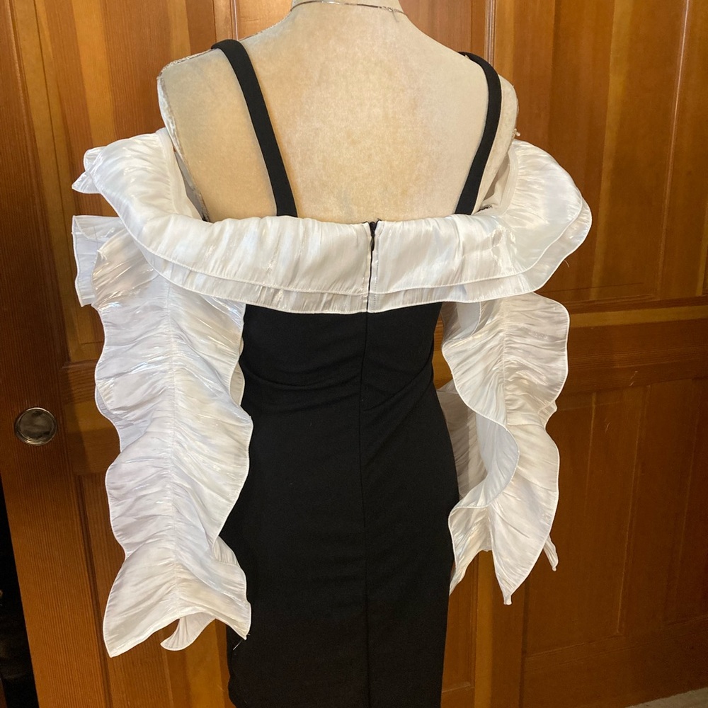Women’s Ruffled Bodycon Dress - Picture 10 of 16